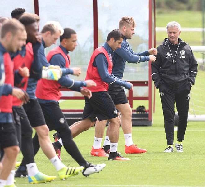 Mourinho tươi cười ngày ra mắt học trò mới tại Man Utd - ảnh thể thao