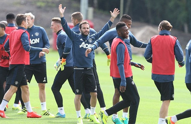 Mourinho tươi cười ngày ra mắt học trò mới tại Man Utd - ảnh thể thao