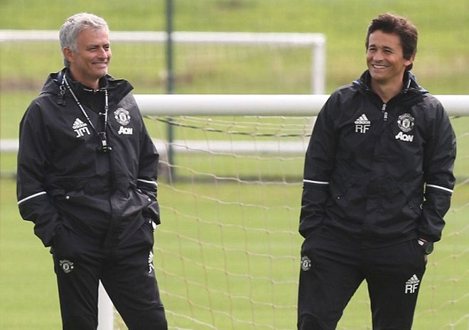 Mourinho tươi cười ngày ra mắt học trò mới tại Man Utd - ảnh thể thao