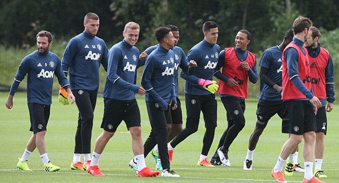 Mourinho tươi cười ngày ra mắt học trò mới tại Man Utd - ảnh thể thao