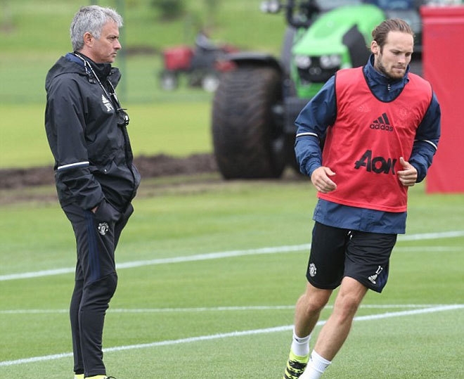 Mourinho tươi cười ngày ra mắt học trò mới tại Man Utd - ảnh thể thao