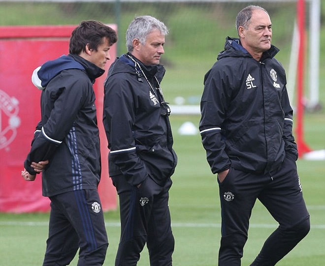 Mourinho tươi cười ngày ra mắt học trò mới tại Man Utd - ảnh thể thao