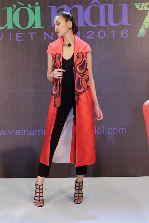 my-nhan-viet-choi-mau-do-den-dieu-nghe-4
