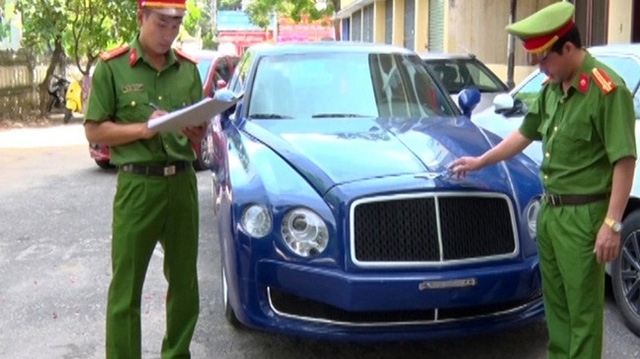  Chiếc xe mang logo Bentley bị thu giữ. Ảnh: Công An Nhân Dân 