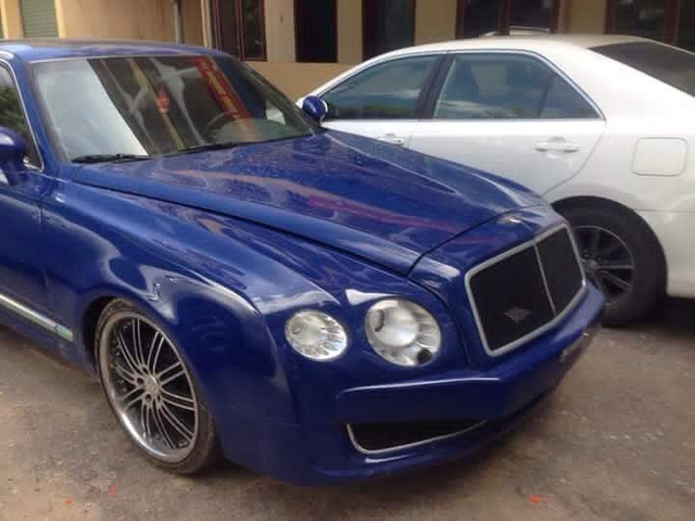  Chiếc Bentley bị bắt giữ có thiết kế làm đờ đẫn bất kỳ fan hâm mộ nào của thương hiệu xe siêu sang Bentley danh tiếng. Nếu tinh tế hơn có thể nhận ra mắt đèn pha của chiếc xe bị bắt đã thay đèn LED theo kiểu Flying Spur đời mới, nhưng hốc đèn lại vẫn kiểu cũ nên đèn phía trong to hơn đèn phía ngoài. 