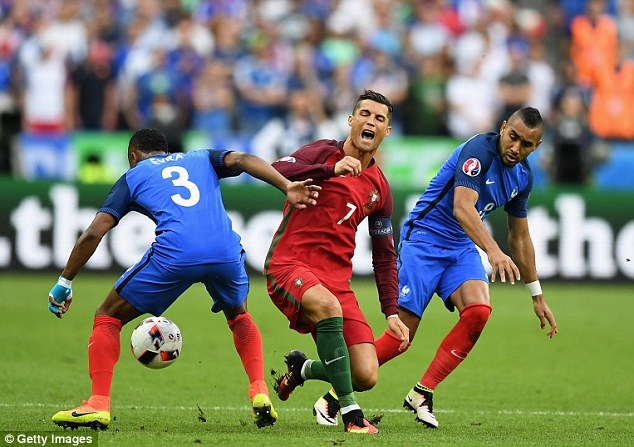 Ronaldo chữa chấn thương bằng... nhau thai bà đẻ - Ảnh 1.