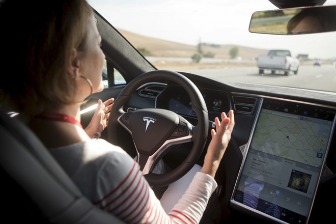 Tesla khong bo tinh nang tu lai du co tai nan chet nguoi hinh anh 1
