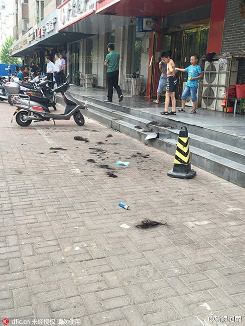 co gai bi xe quan ao, cat toc tren pho vi nghi ngoai tinh hinh anh 2