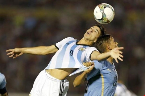 Con trai HLV Simeone- Giovanni Simeone (9) đang là tay săn bàn của River Plate