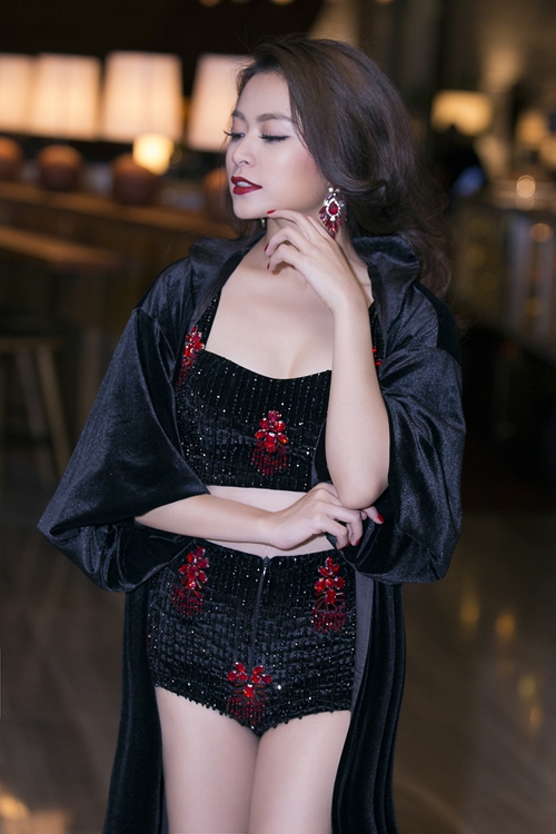 hoang-thuy-linh-khoe-duong-cong-nong-bong-2