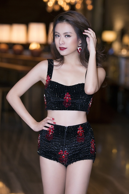 hoang-thuy-linh-khoe-duong-cong-nong-bong-3