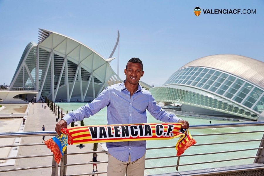 Nani mua vo co truyen trong le ra mat Valencia hinh anh 10