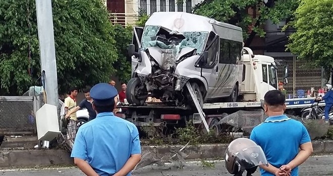 Nguoi bi thuong nam la liet sau tai nan xe khach hinh anh 2