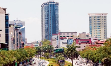 Bỏ tiền tỷ mua căn hộ chung cư nhưng nhiều cư dân phải chịu ấm ức cách hành xử thiếu văn hóa của chủ đầu tư (Ảnh tòa nhà chung cư Eurowindow Trần Duy Hưng-Hà Nội). Ảnh: Như Ý.