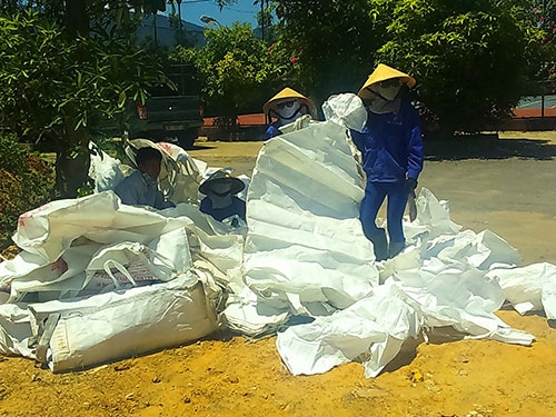 Công nhân thu dọn số chất thải tại công viên của Công ty Môi trường đô thị Kỳ Anh Ảnh: Dung Nguyên
