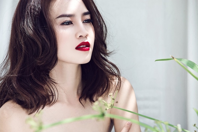 Lan Ngọc diện mốt khoe vai trần