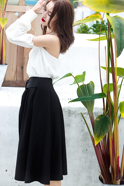 Lan Ngọc diện mốt khoe vai trần