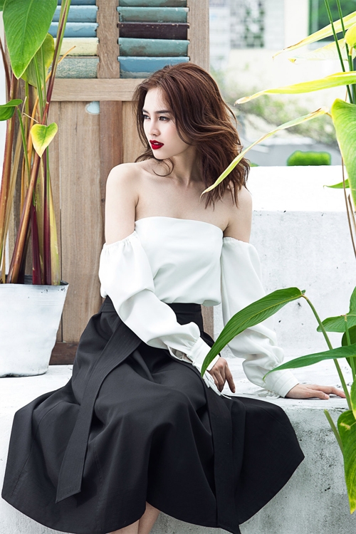Lan Ngọc diện mốt khoe vai trần