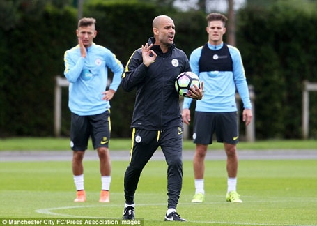 HLV Pep Guardiola cấm các cầu thủ ra ngoài ăn tối với vợ và bạn gái