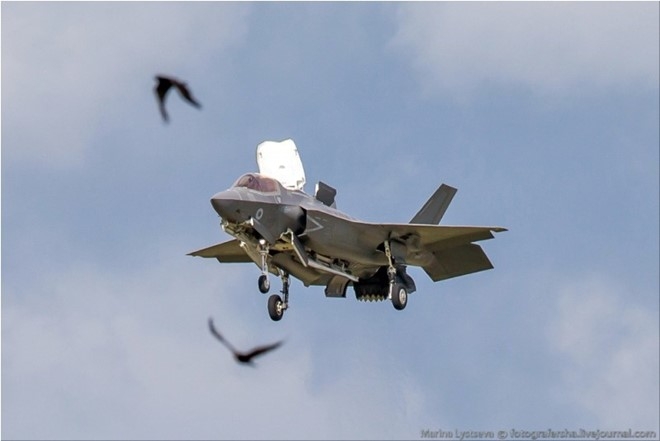Tiem kich F-35 tro tai nhao lon tai Farnborough Airshow hinh anh 3