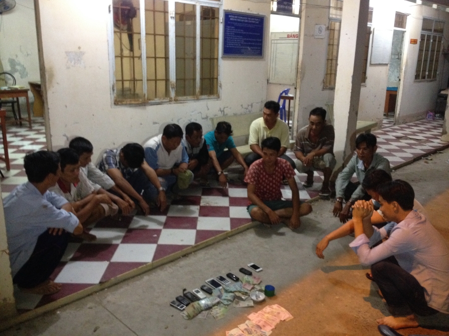 15 đối tượng mải mê lắc tài xỉu bị công an tóm gọn tại nhà ông Nguyễn Tấn Dược