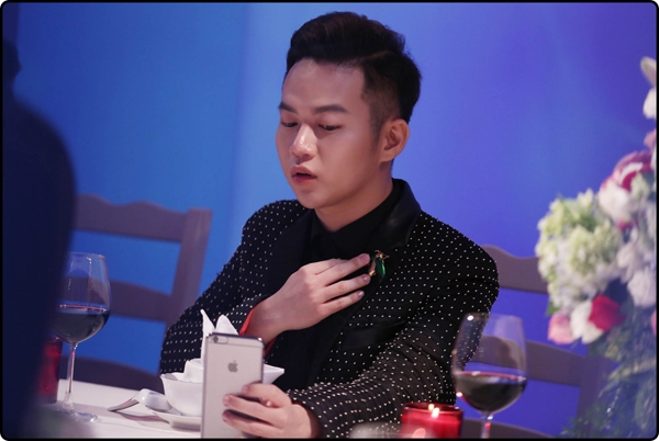 NTK Chung Thanh Phong cũng có mặt trong thử thách đặc biệt này để theo dõi các cô gái. chia sẻ, hồi hộp, gây cấn, bất ngờ và xót xa là cảm giác của anh dành cho thiết kế của mình khi xem các thí sinh thử thách catwalk trên bàn tiệc với rất nhiều chướng ngại vật.