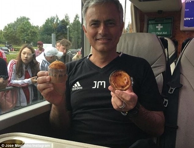 Fan MU tang qua cho Mourinho sau chien thang dau tien hinh anh 1