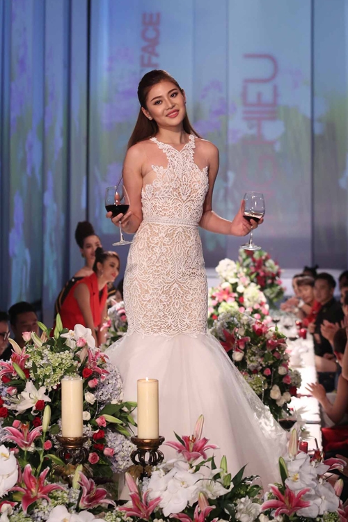 Học trò Hà Hồ, Phạm Hương, Lan Khuê catwalk giữa bàn tiệc