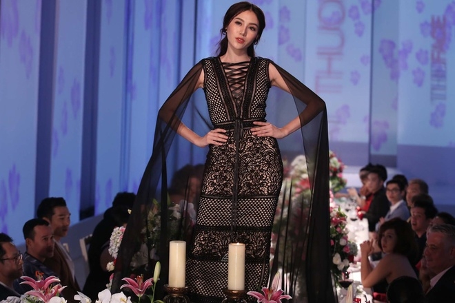 Học trò Hà Hồ, Phạm Hương, Lan Khuê catwalk giữa bàn tiệc