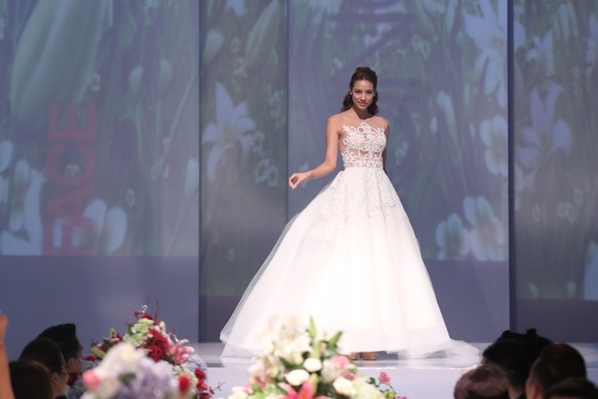 Học trò Hà Hồ, Phạm Hương, Lan Khuê catwalk giữa bàn tiệc