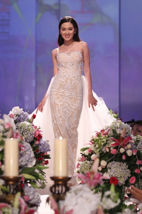 Học trò Hà Hồ, Phạm Hương, Lan Khuê catwalk giữa bàn tiệc