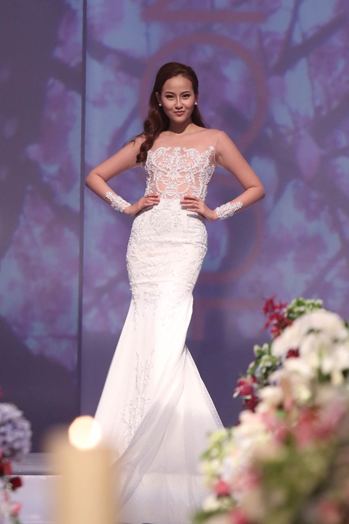 Học trò Hà Hồ, Phạm Hương, Lan Khuê catwalk giữa bàn tiệc