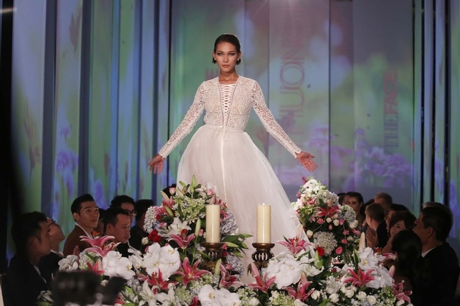 Học trò Hà Hồ, Phạm Hương, Lan Khuê catwalk giữa bàn tiệc