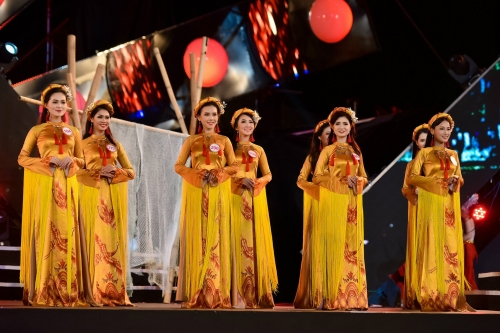 Thí sinh mở màn với trang phục áo dài truyền thống.