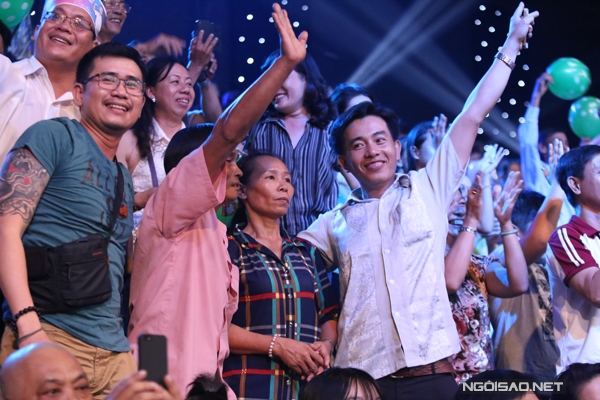 me-ho-van-cuong-bat-khoc-khi-con-trai-chien-thang-2