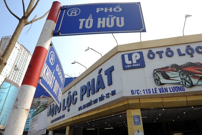 Tên phố mới, cũ chồng nhau. Ảnh: Hoàng Anh