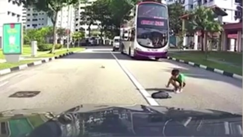 Qua đường không quan sát, bé trai bị ô tô húc tung lên ca-pô - ảnh 4