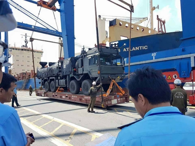 Tính năng ưu việt của xe đầu kéo hạng nặng vừa cập cảng Việt Nam - Ảnh 2.