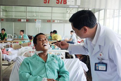 vu trung ta campuchia ban nguoi: thoat chet nho nhanh tay gat sung hinh anh 1