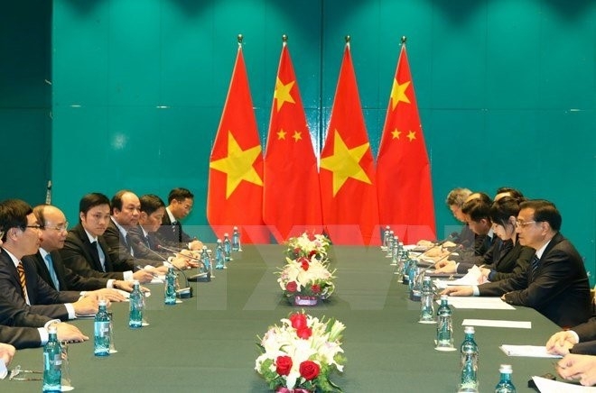 Thủ tướng Chính phủ Nguyễn Xuân Phúc gặp song phương Thủ tướng Trung Quốc Lý Khắc Cường bên lề Hội nghị Cấp cao Á-Âu lần thứ 11. Ảnh: TTXVN