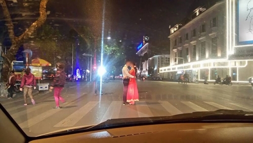 Cặp đôi chụp ảnh cưới giữa cầu Nhật Tân gây tranh cãi - Ảnh 6