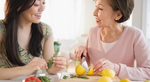 Cuộc điện thoại ngã giá tiền điếng người giữa mẹ chồng và mẹ đẻ - Ảnh 1