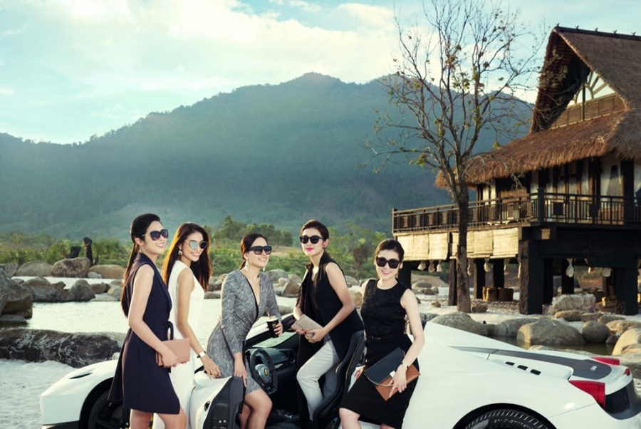Dan hoa hau, a hau Viet tha dang ben sieu xe hinh anh 2