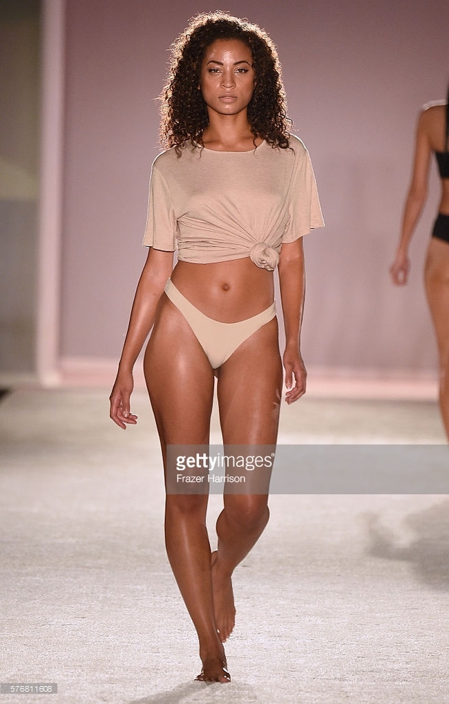 Kha Mỹ Vân lần đầu diễn bikini đã chặt đẹp dàn mẫu chân to tại Miami - Ảnh 5.
