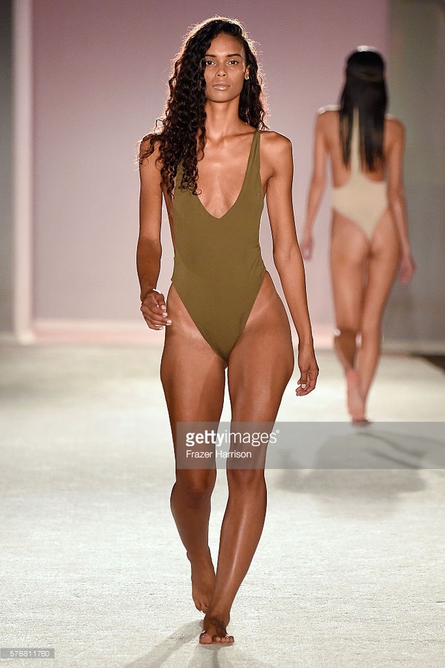 Kha Mỹ Vân lần đầu diễn bikini đã chặt đẹp dàn mẫu chân to tại Miami - Ảnh 7.