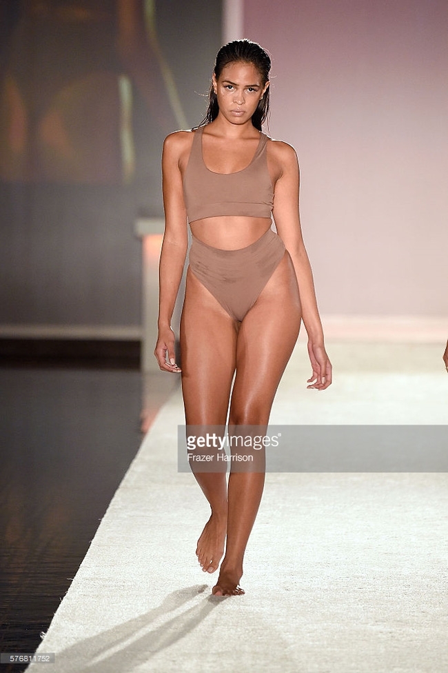 Kha Mỹ Vân lần đầu diễn bikini đã chặt đẹp dàn mẫu chân to tại Miami - Ảnh 8.