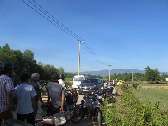 Người dân tập trung đến hiện trường xem vụ việc