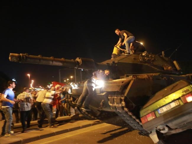  Xe tăng đảo chính nghiến nát ô tô. (Ảnh: AFP) 