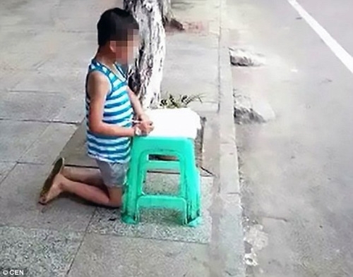 Mẹ hổ đánh đập, bắt con quỳ gối làm bài giữa đường gây tranh cãi mạng xã hội - 1