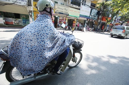 Người Hà Nội tránh nóng bằng cách khoác chăn.